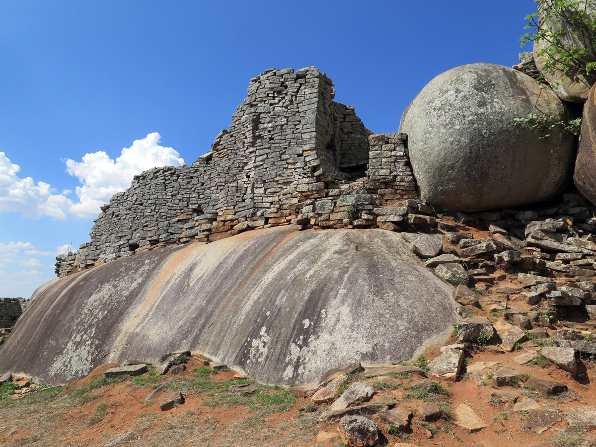 Hilltop Complex, Walls integrated with natural rock outcrops