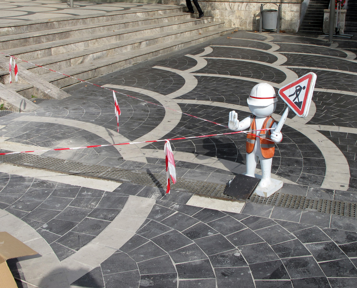 Baku, Cute "Men at Work" sign