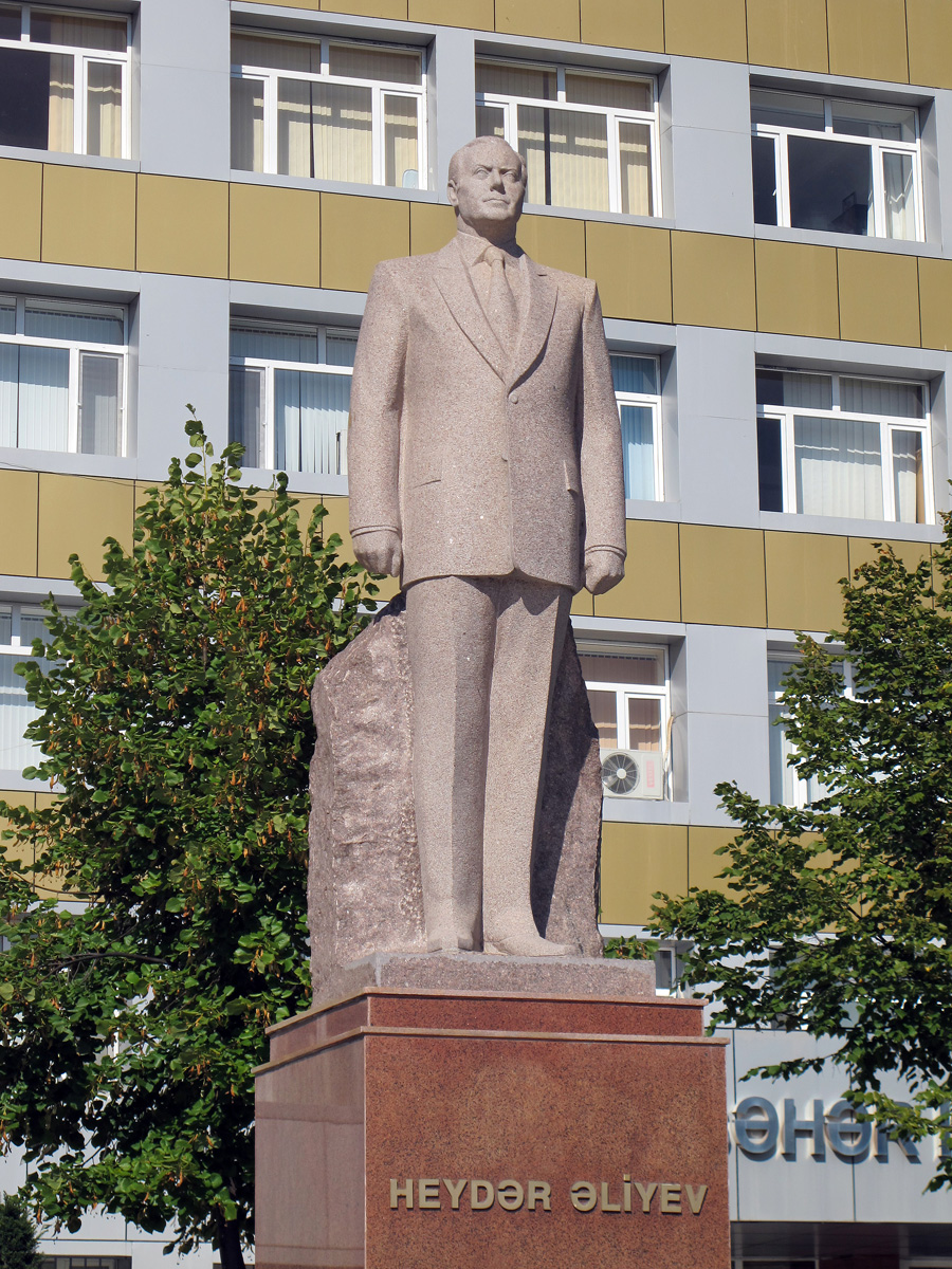 Sheki, Heydar Aliyev statue