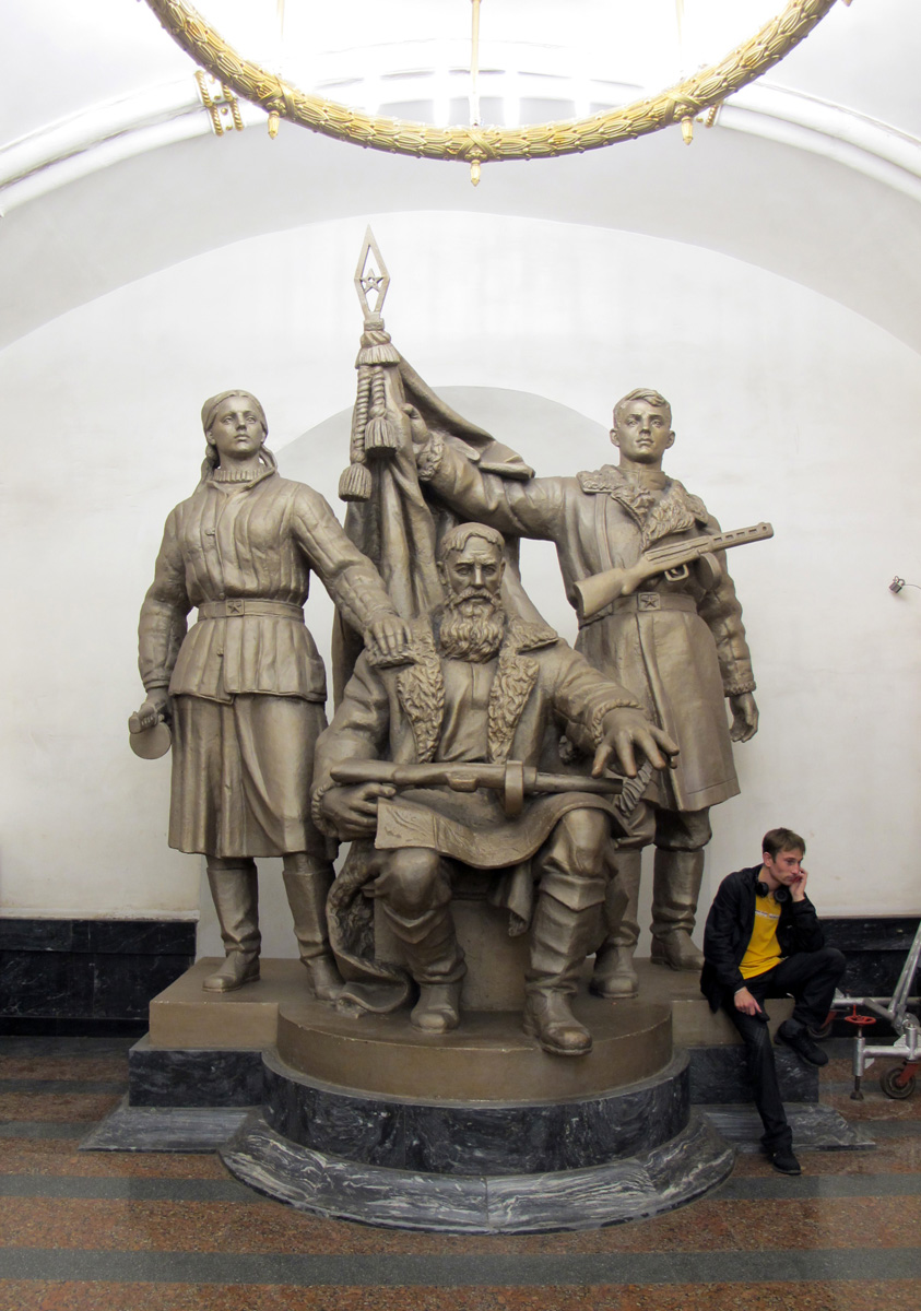 Moscow, Belorusskaya metro statue