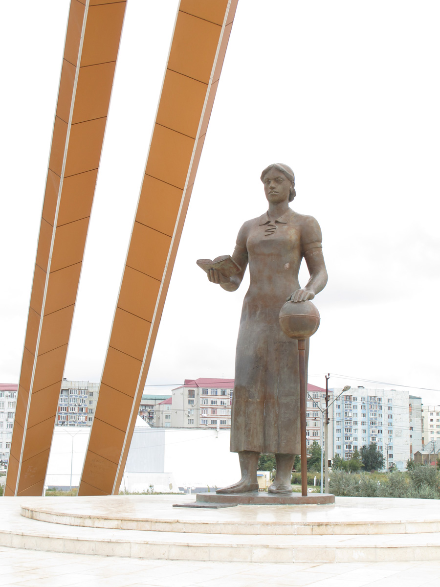 Makhachkala, "Teacher" Monument