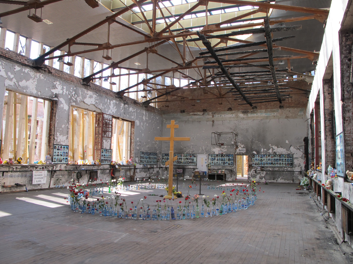 Beslan, Beslan Gymnasium With impromptu memorials preserved