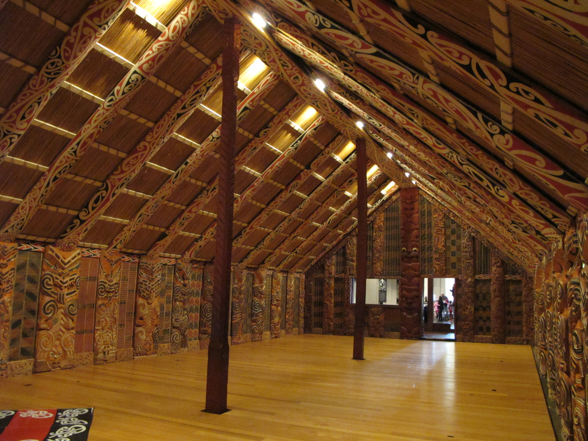 Auckland: War Memorial Museum, Hut interior (different hut)