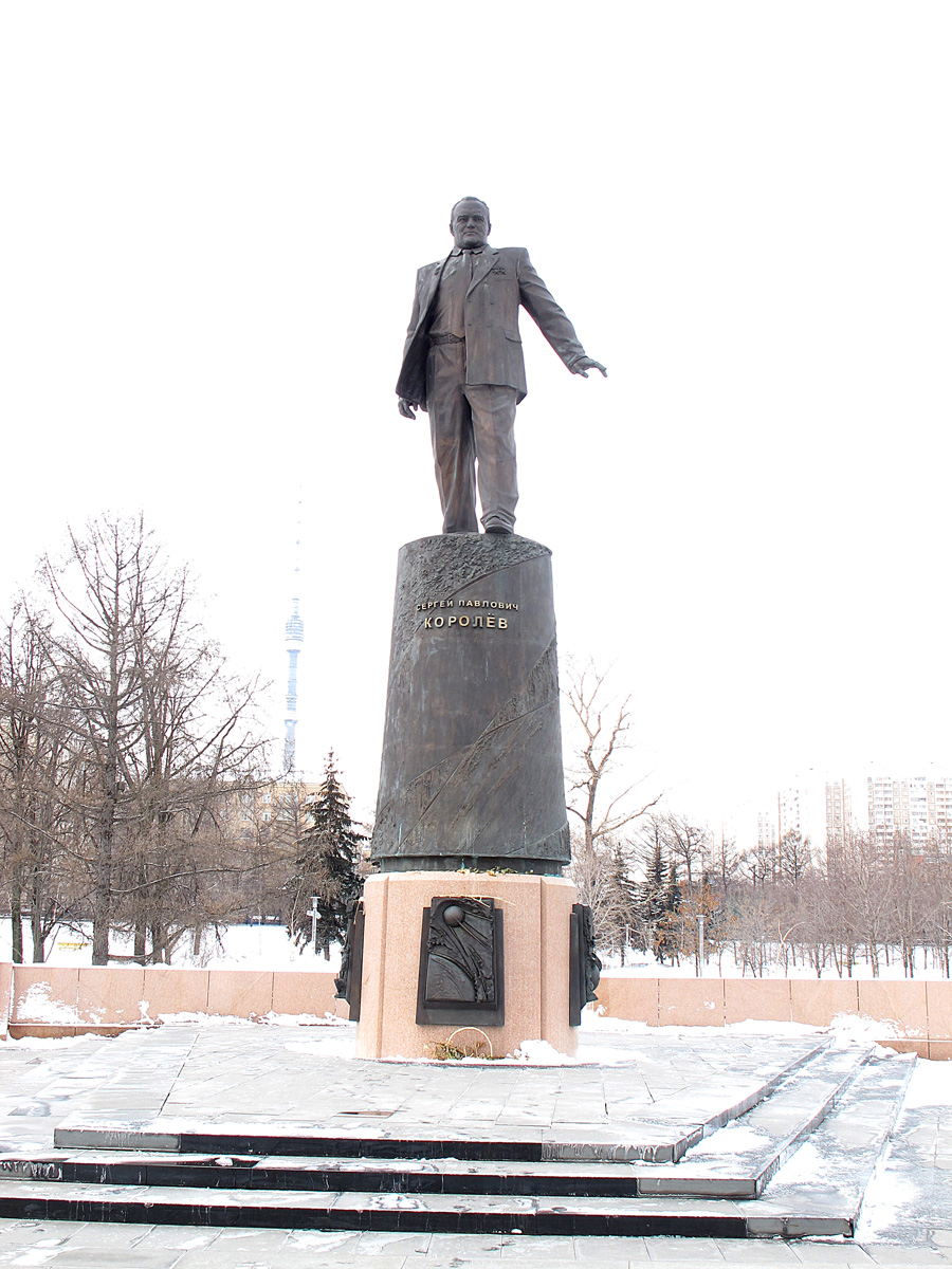 Moscow: VDNKh, Korolev Statue