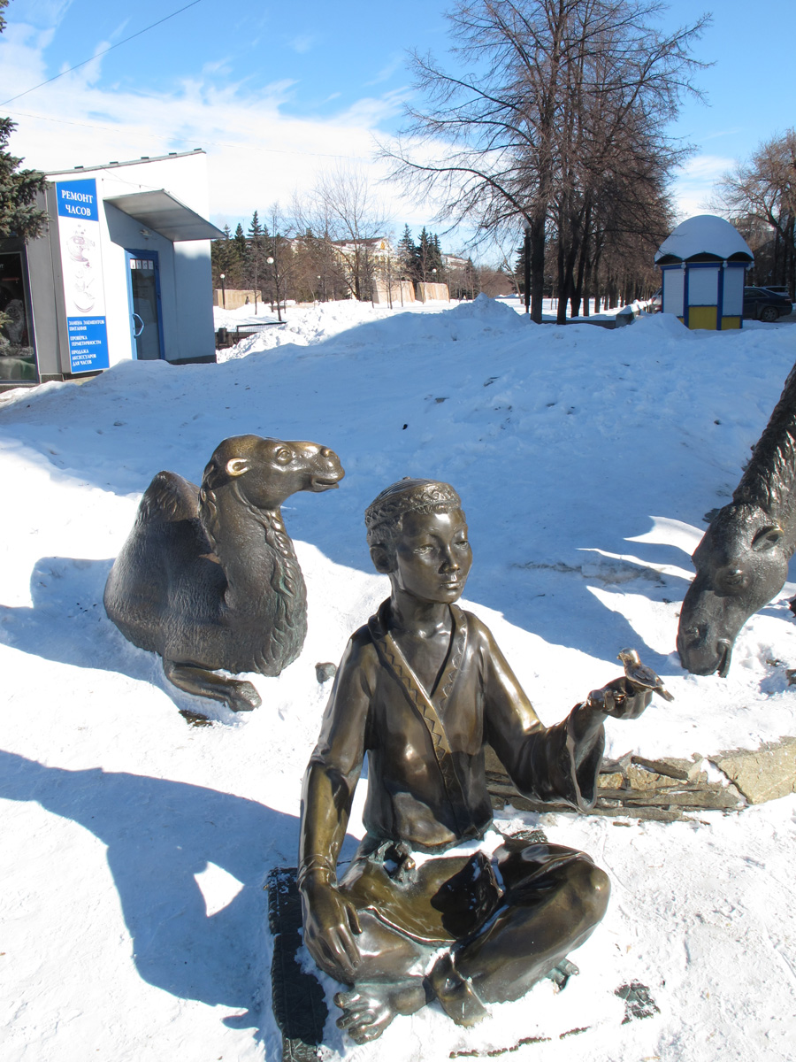 Chelyabinsk, <Statue on Ul Kirova/b>
