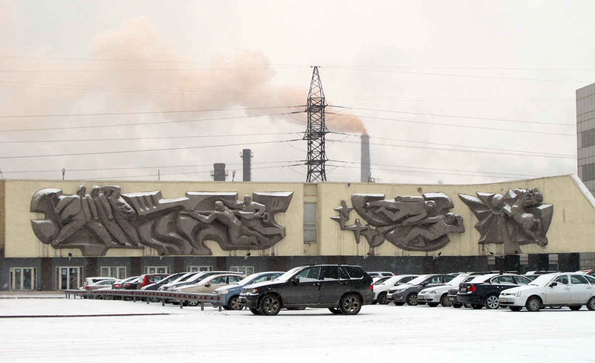 Magnitogorsk: The Mighty Steelworks, Steelworks Gates Frieze