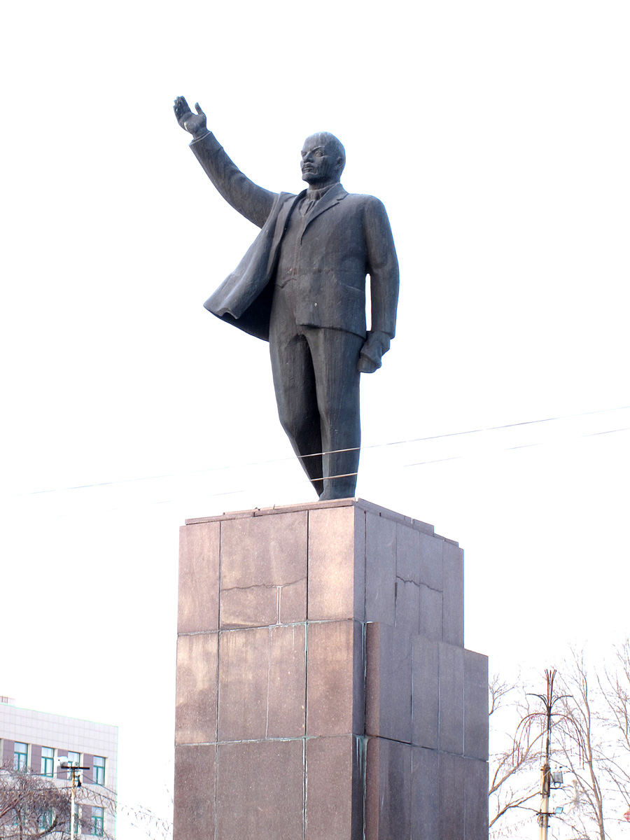 Orsk, Oddly aloof Lenin in central Orsk