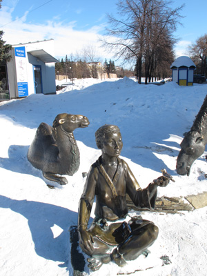 <Statue on Ul Kirova/b>, Chelyabinsk, Ural Cities 2013