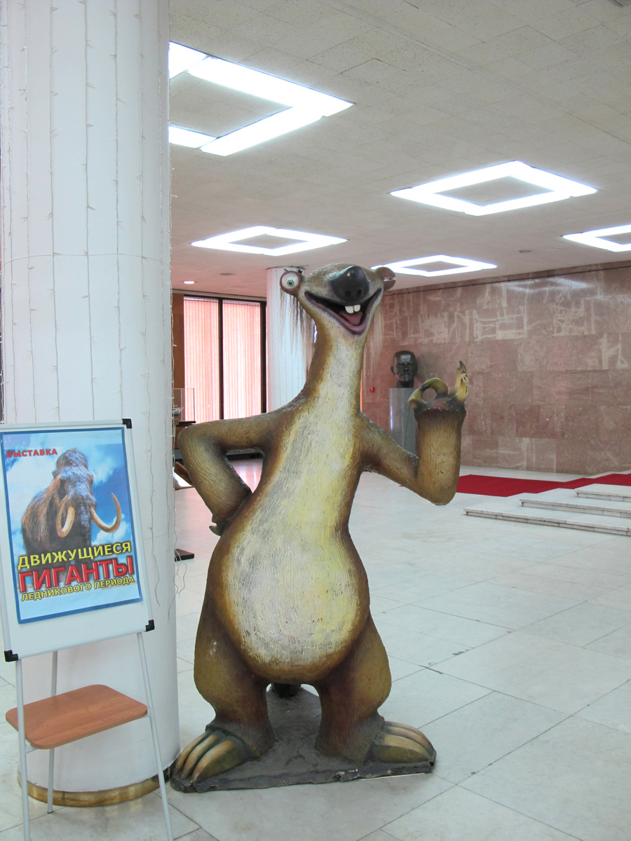 Ulyanovsk: Lenin Memorial Museum, A visitor from another Exhibit