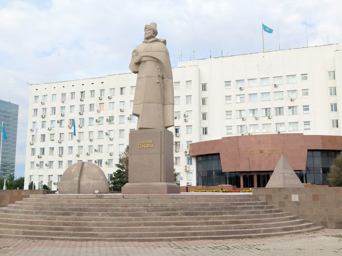 Atyrau, Baybar statue The pyramid symbolizes his rule of Egypt