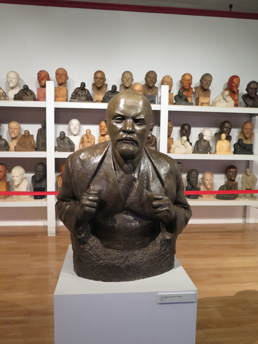 The Myth of the Heroic Leader, An array of Lenin Heads
