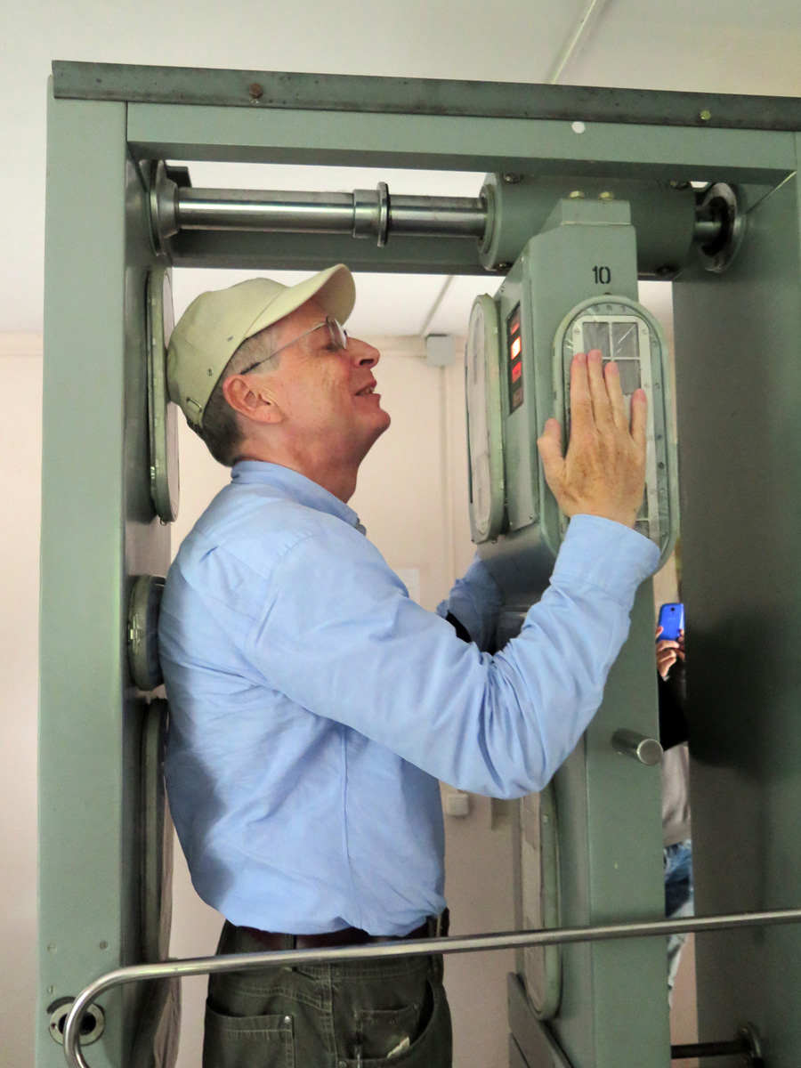 Chernobyl, Radiation check On exiting the inner exclusion zone
