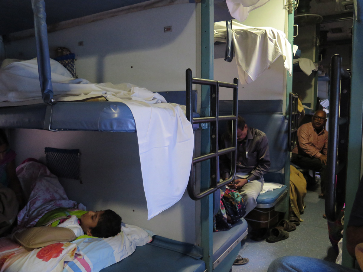 Gorakhpur, Indian train: AC3 tier 3 tiers in the compartments, 2 tiers along corridor