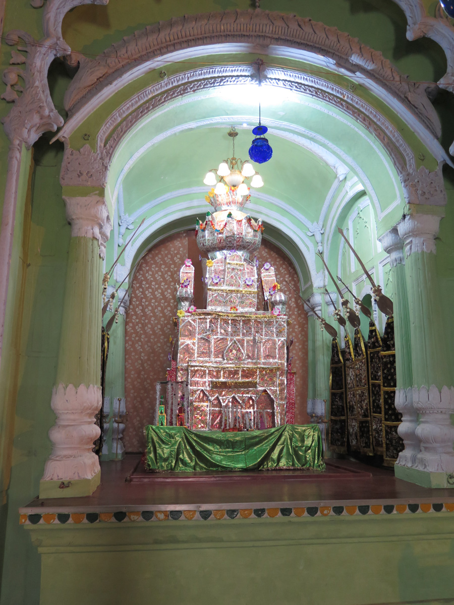 Lucknow, Bara Imambara: Another odd temporary shrine