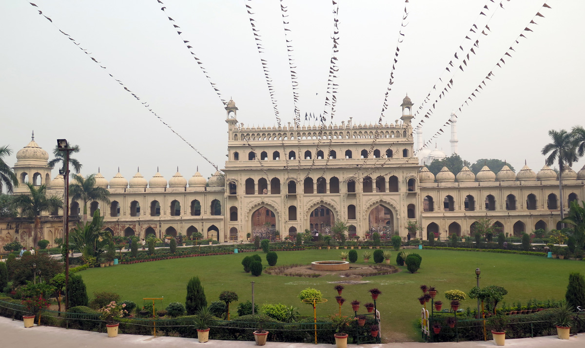 Lucknow, Bara Imambara: with islamic flags