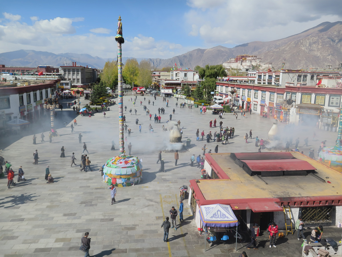 Barkhor Square and Jokhang Temple, Barkhor Square: Clouds of incense