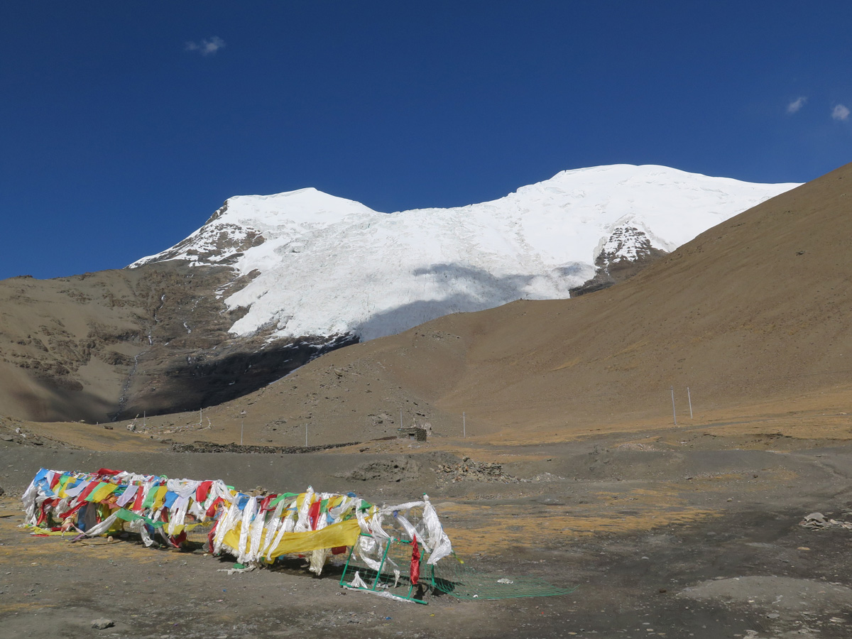 Lhasa-Gyantse, Prayer flags and scarves at pass