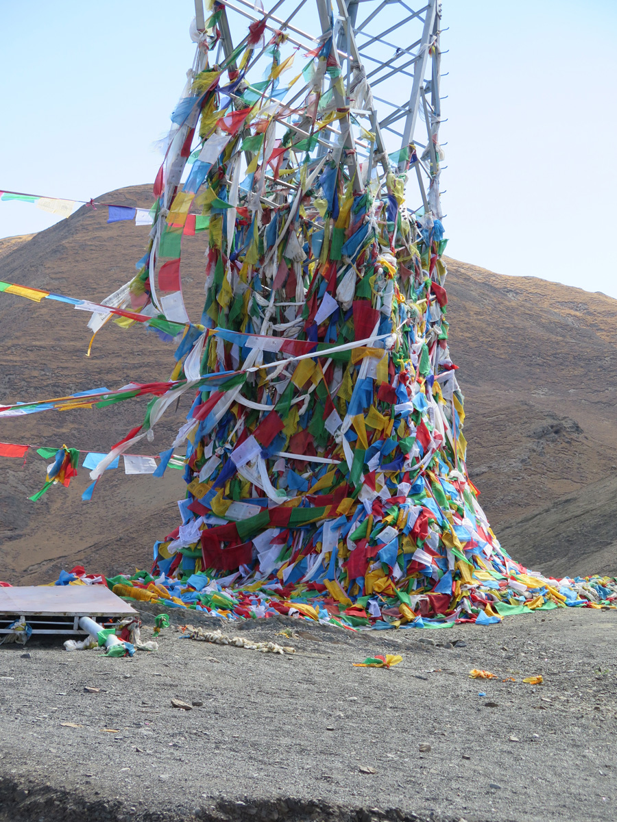 Lhasa-Gyantse, Prayer flags at pass