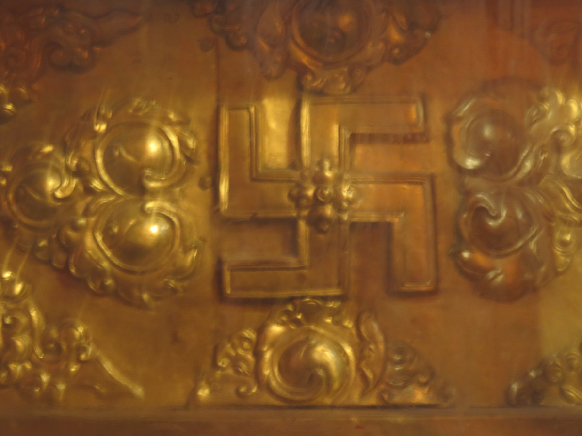Tashilhunpo Monastery, Swastika on tomb of the 5th-9th Panchen Lamas