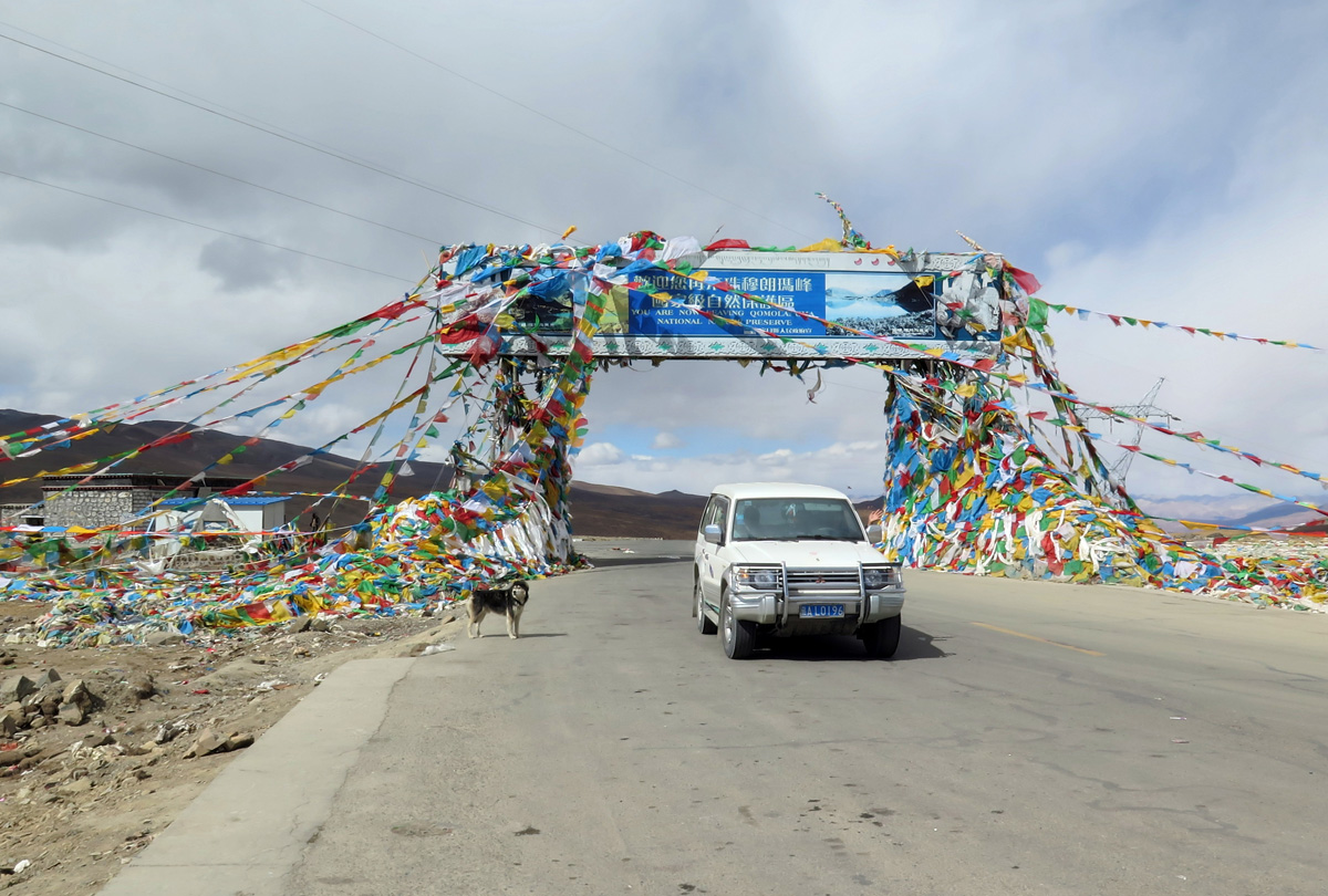 Shigatse to Shegar, Gateway with prayer flags, at  Gyatso La pass And our trusty Mitsubishi 4WD