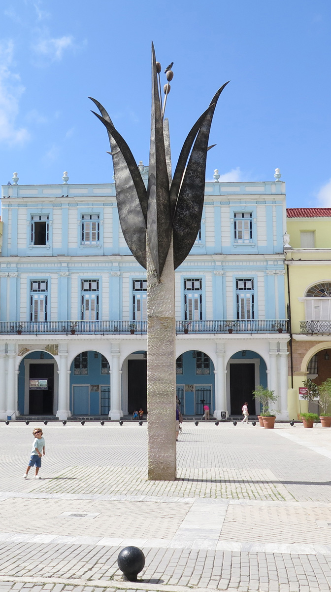 Old Havana, Plaza Vieja sculpture