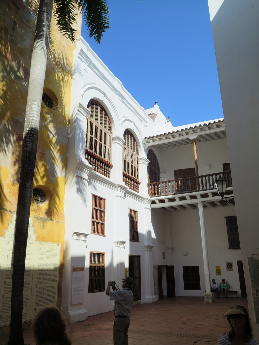 Cartagena, Palacio de la Inquisicion: interior courtyard
