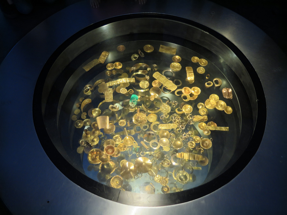 Museo del oro, Large "Gold pool" in El Dorado experience room