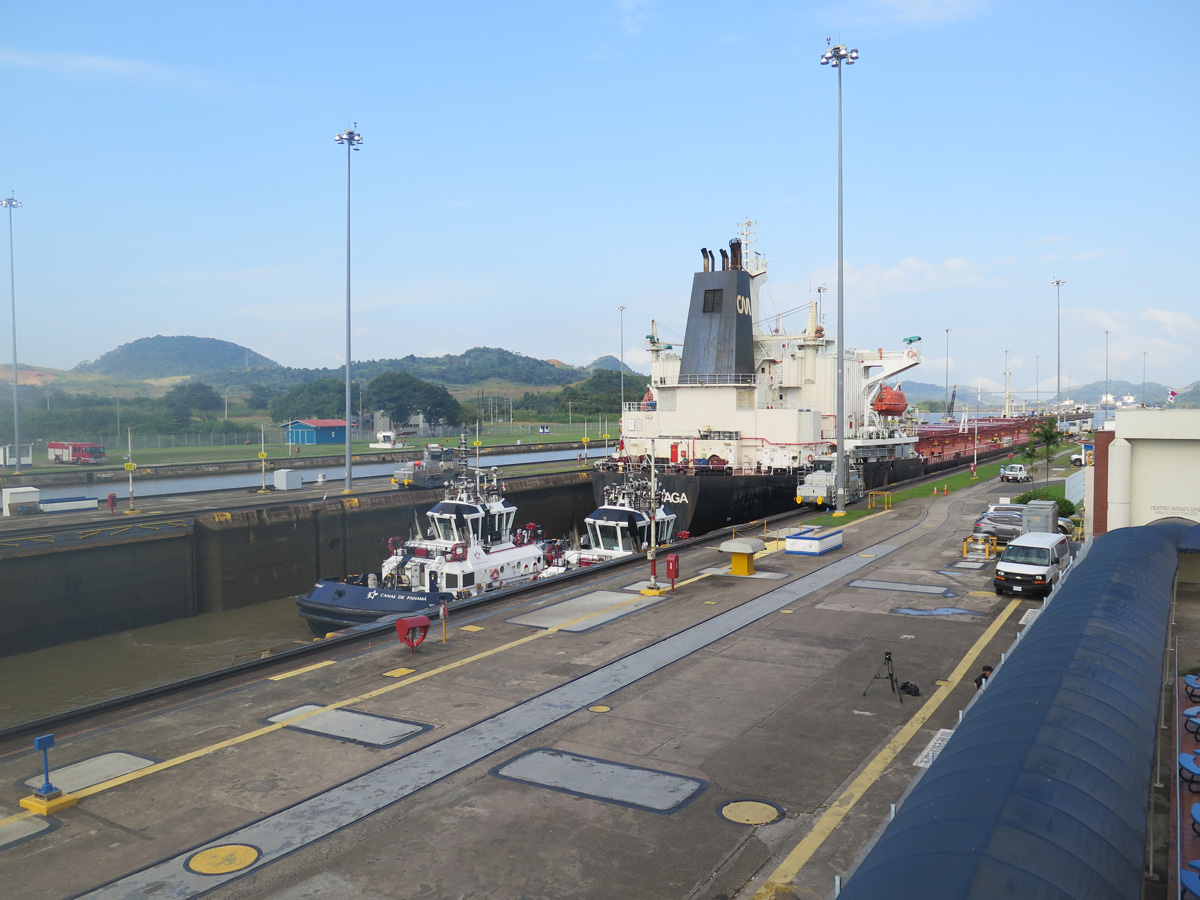 Miraflores Locks, Miraflores Locks: going up...