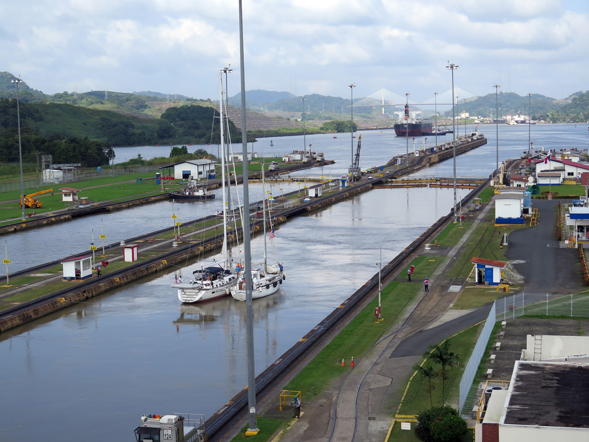 Miraflores Locks, Little guys get to putter through too