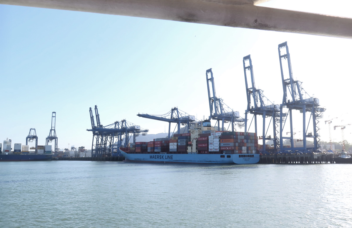 Panama Canal Transit, Container port: many containers are transshipped by rail