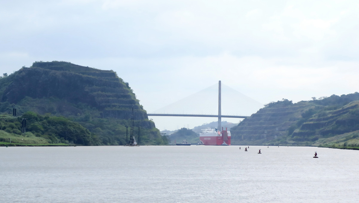 Panama Canal Transit, Looking back: Narrowest section of Gaillard Cut