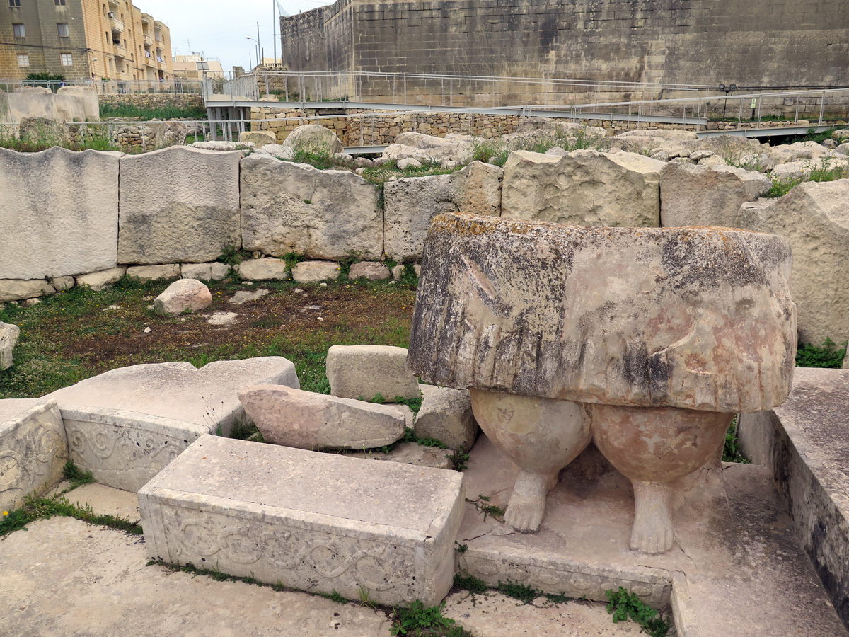 Tarxien, Tarxien Temples: Statue base (replica)