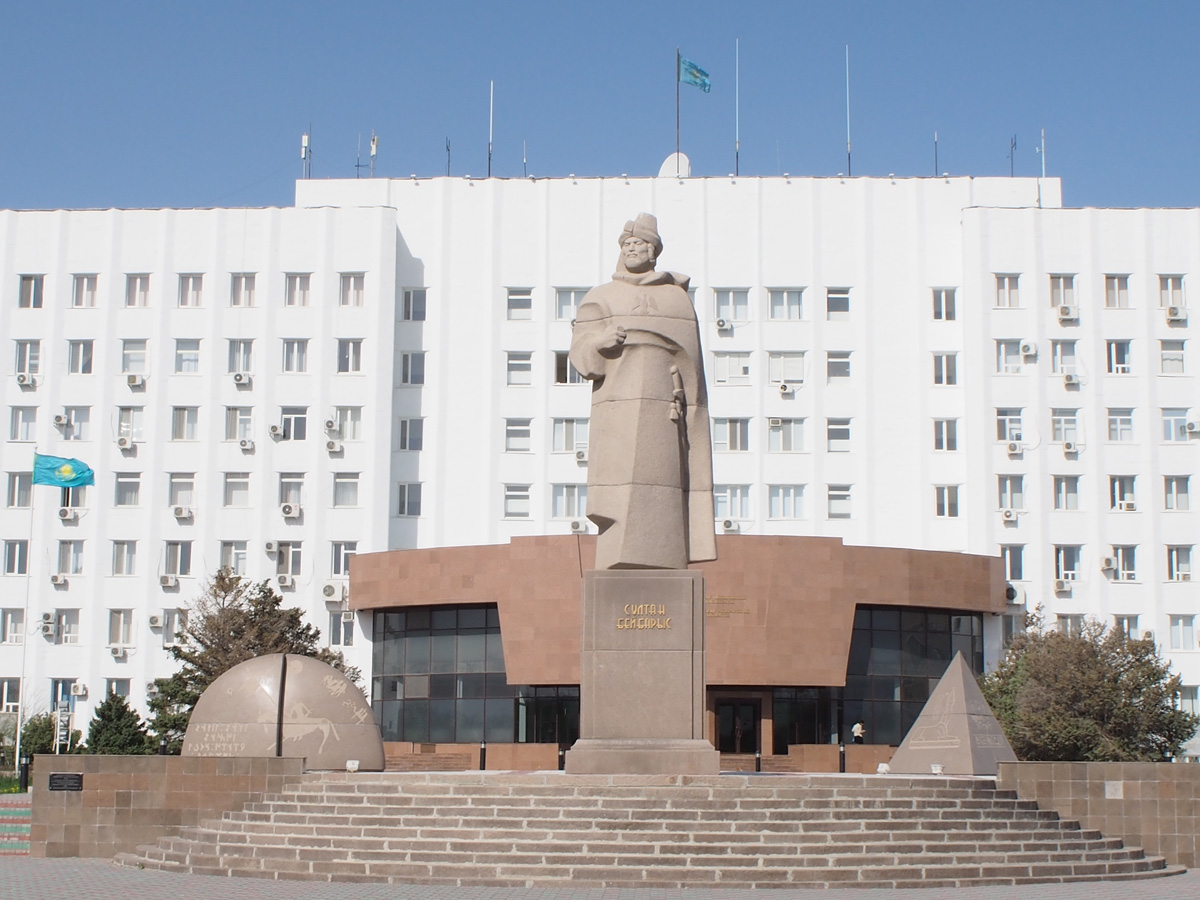 Atyrau, Baybars statue and pyramid