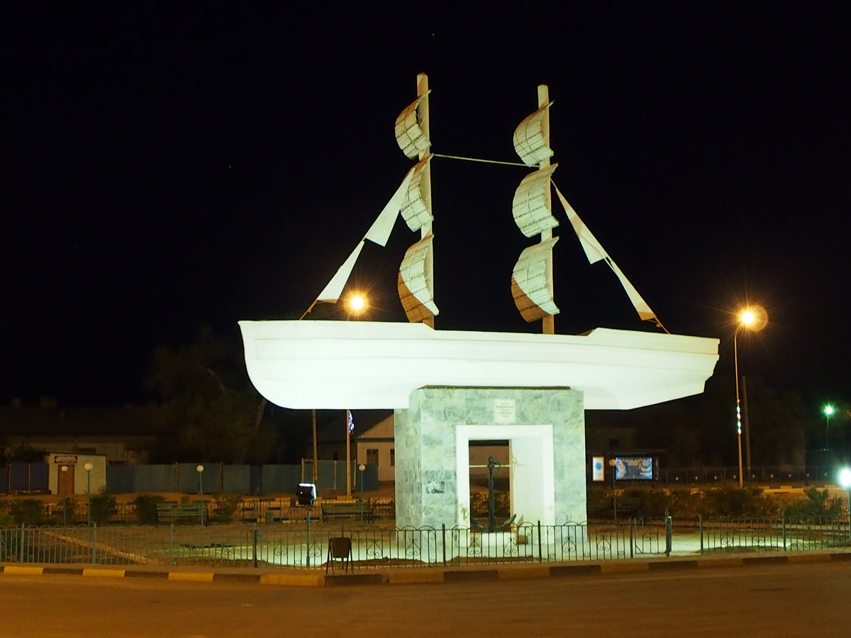 Aralsk, A ship welcomes new arrivals.