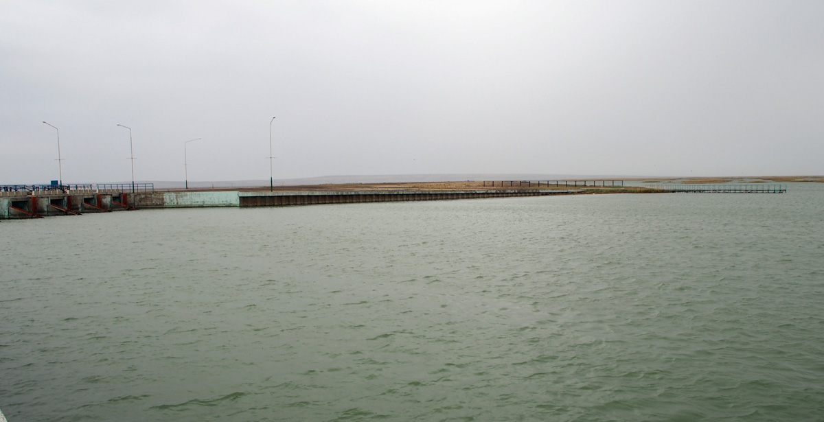 Kokaral Dam, Sluice gates and dam.