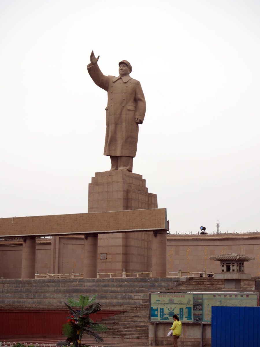 Kashgar, Mao Statue