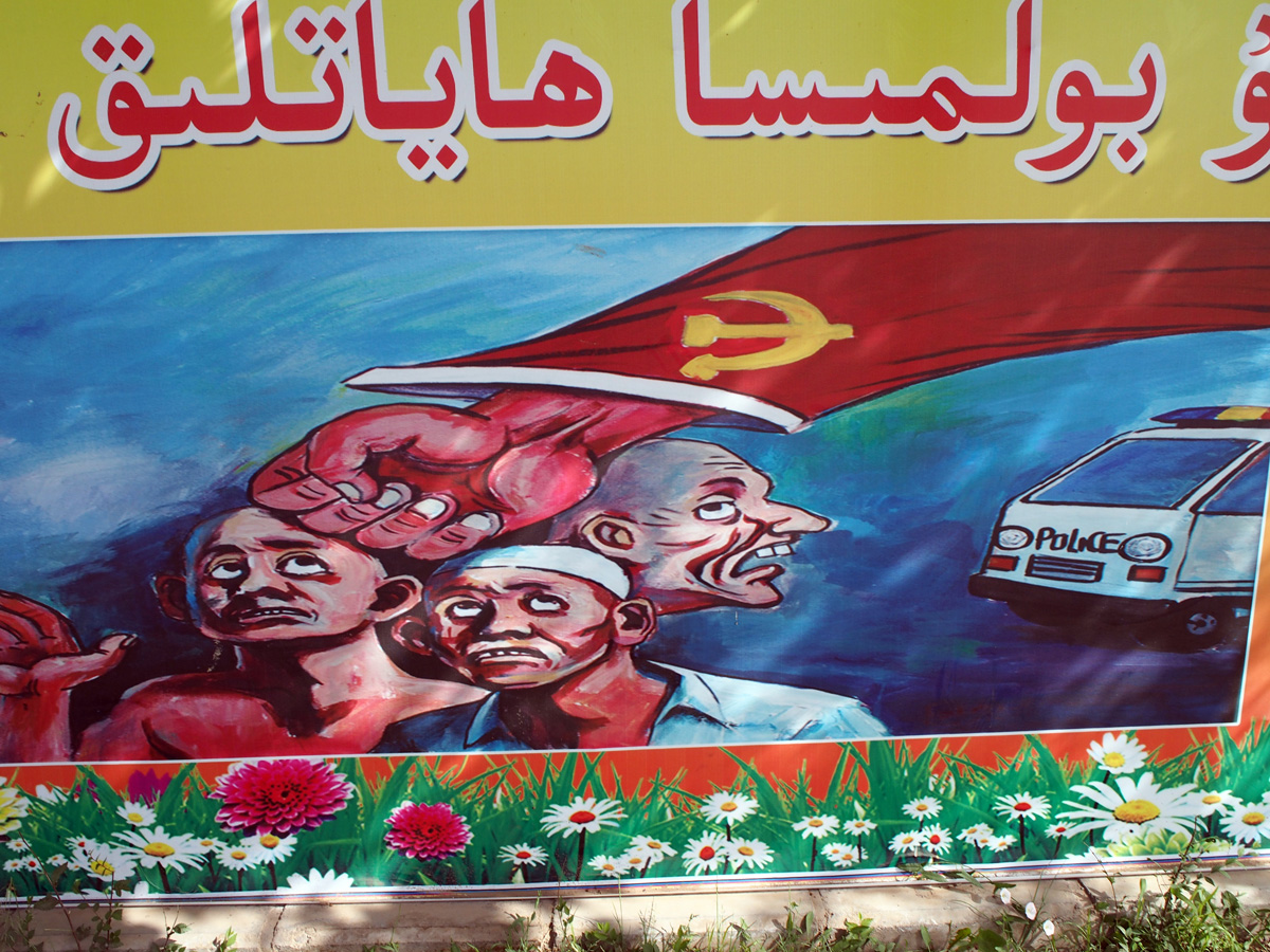 Kuqa, Cryptic government propaganda paintings