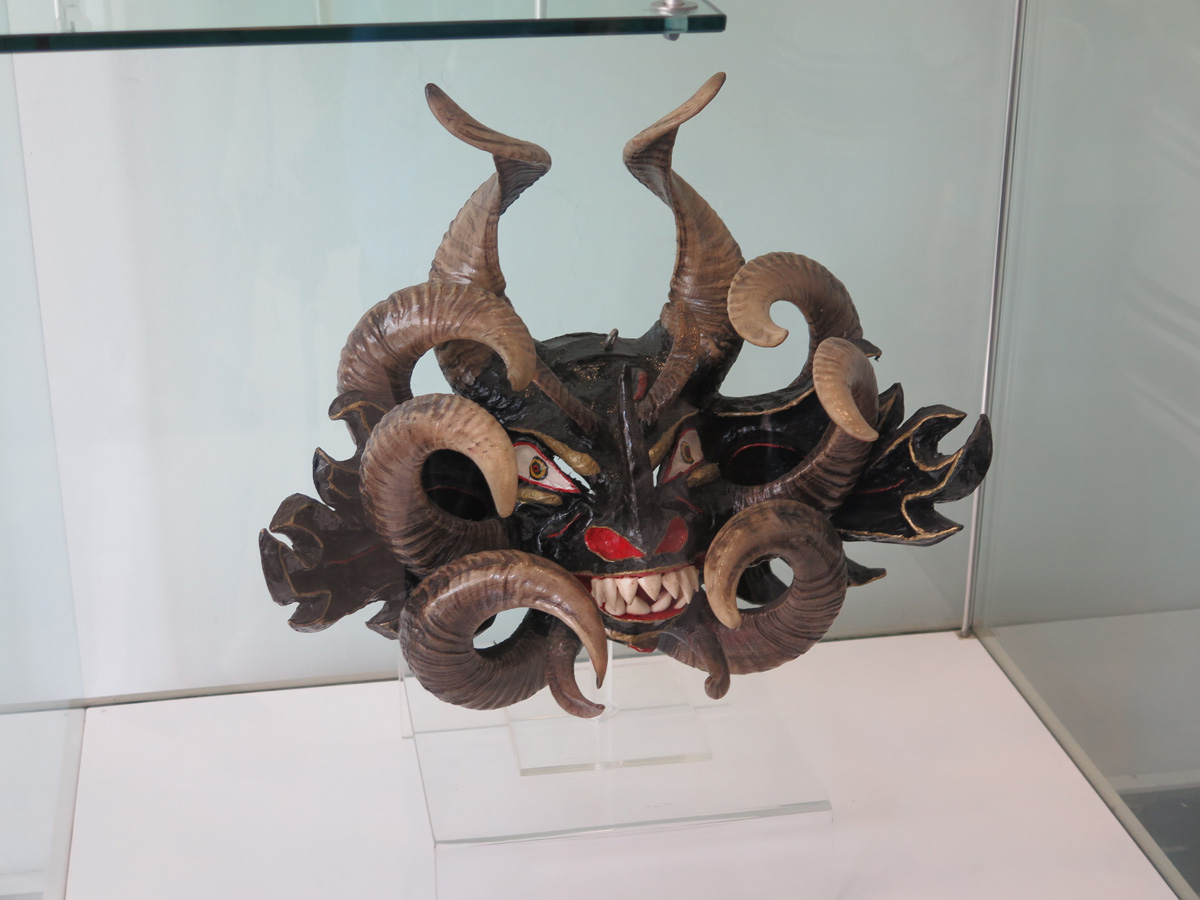 Presidential Palace tour, Presidential Palace tour "Traditional" mask