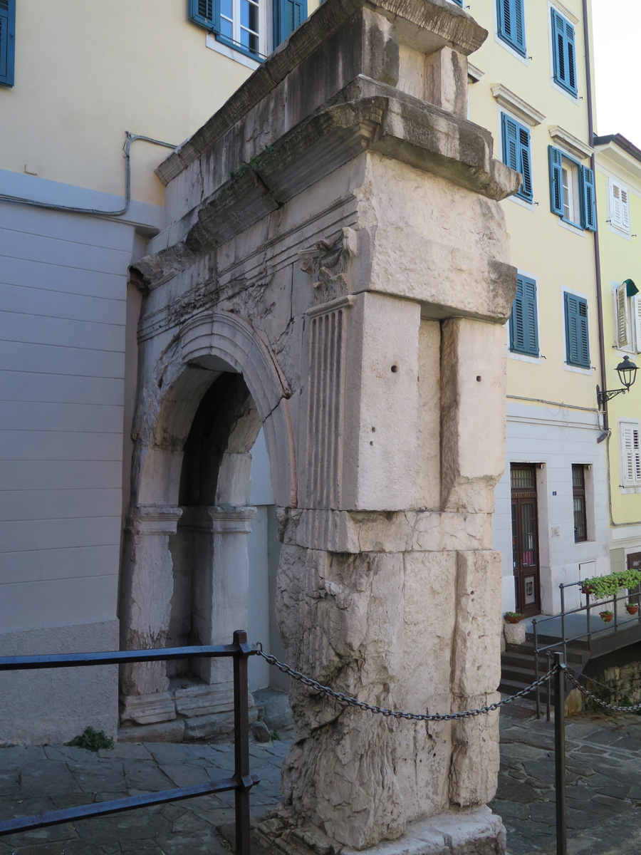 Trieste, Arco di Riccardo (~33 BC)