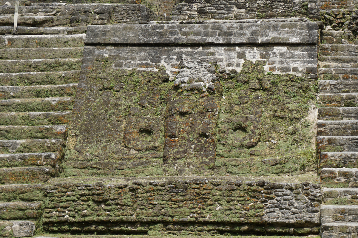 Lamanai, High Temple: Moss covered face