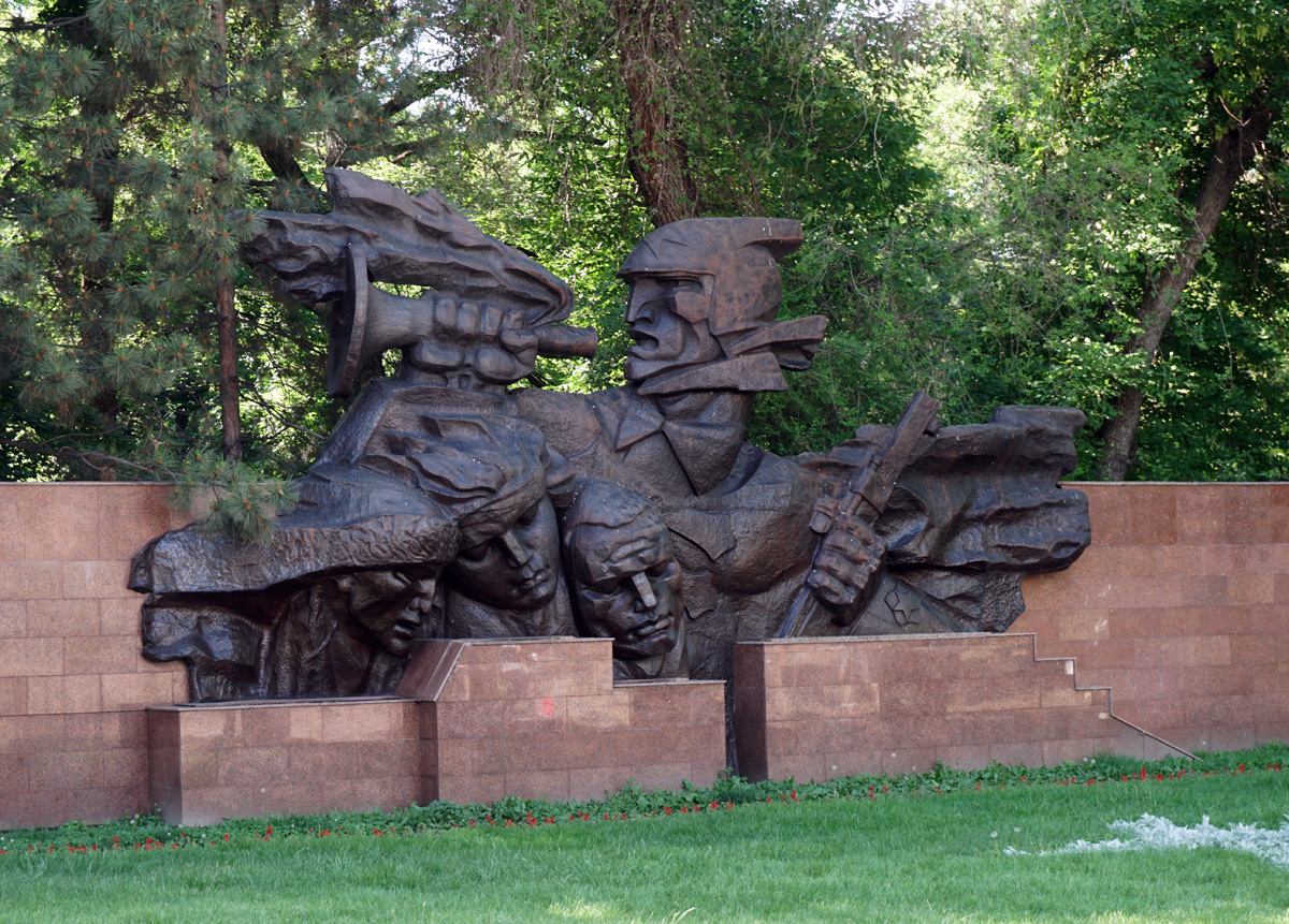 Panfilov park, 1914-1945 Monument