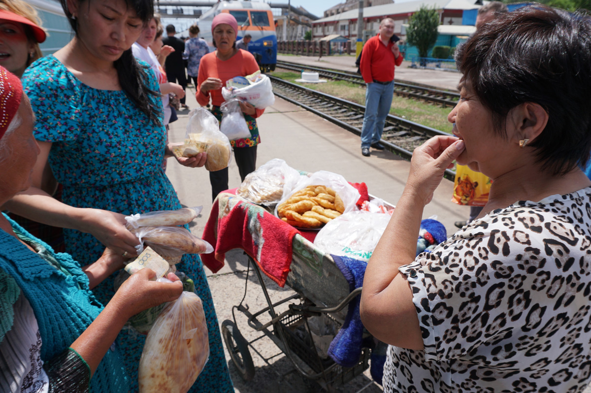 Almaty to Shymkent, Snack stop at Shu station