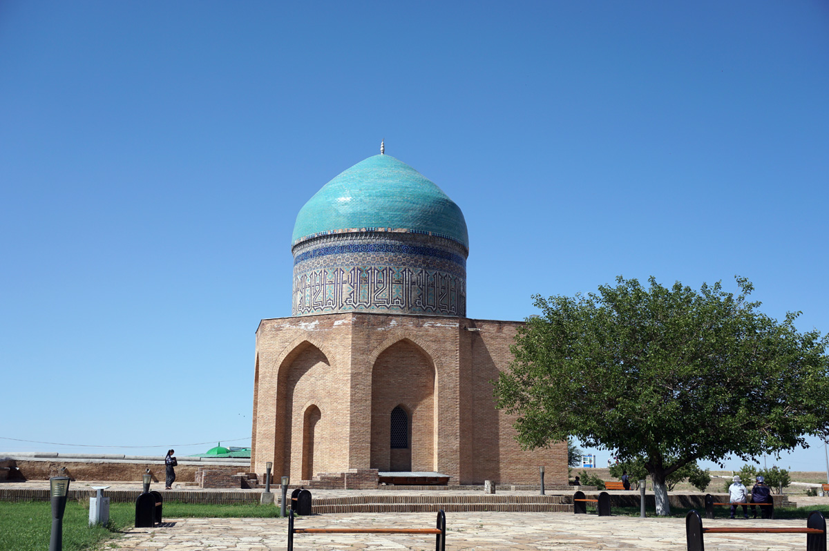 Elsewhere around Turkistan, Kiosk beside the Tomb