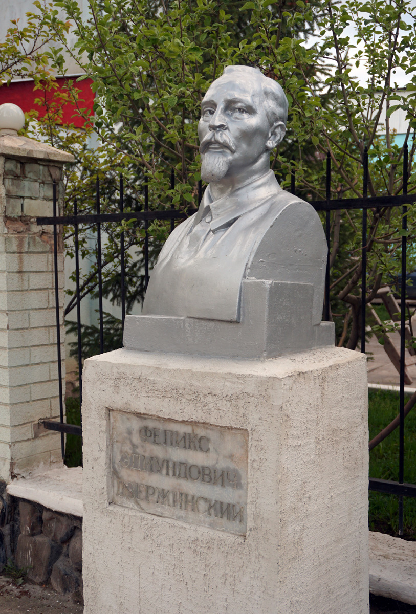 Naryn, Felix Dzerzhinsky, Naryn Outside local Police HQ