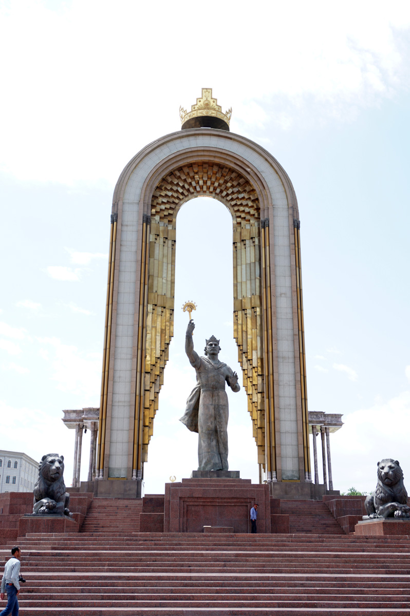 Dushanbe, Somoni statue