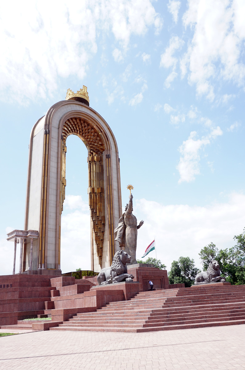 Dushanbe, Somoni statue
