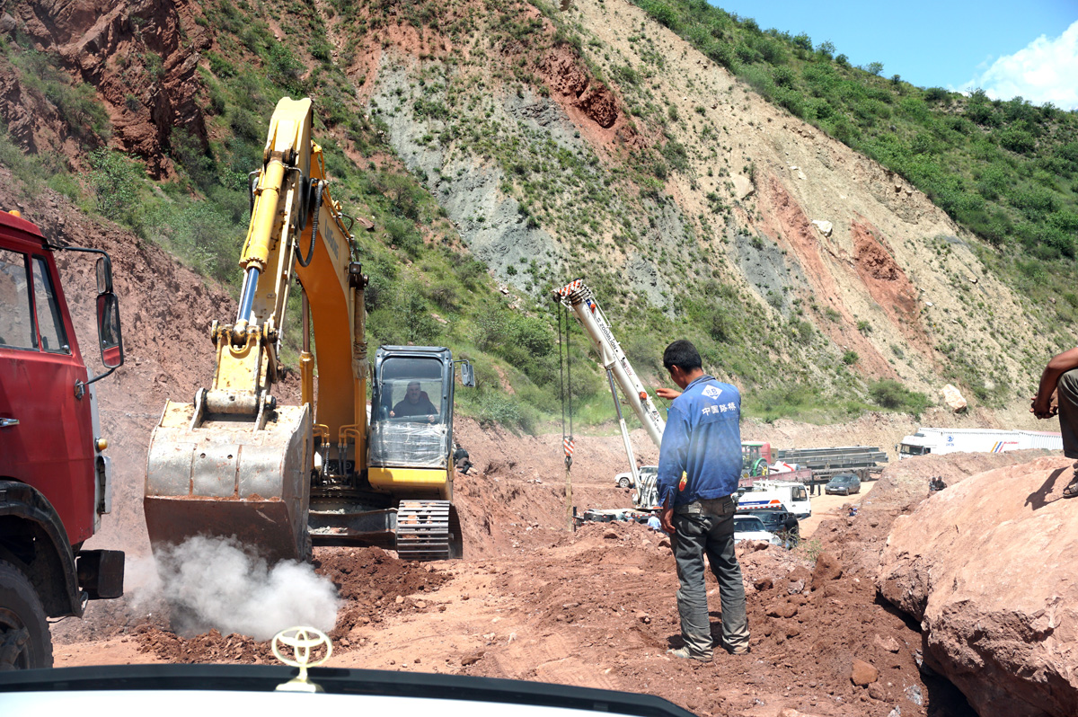 Dushanbe-Khalaikhum, Roadworks, 22 miles E of Kulob That