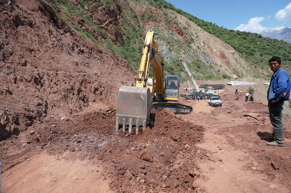 Dushanbe-Khalaikhum, Roadworks, 22 miles E of Kulob
