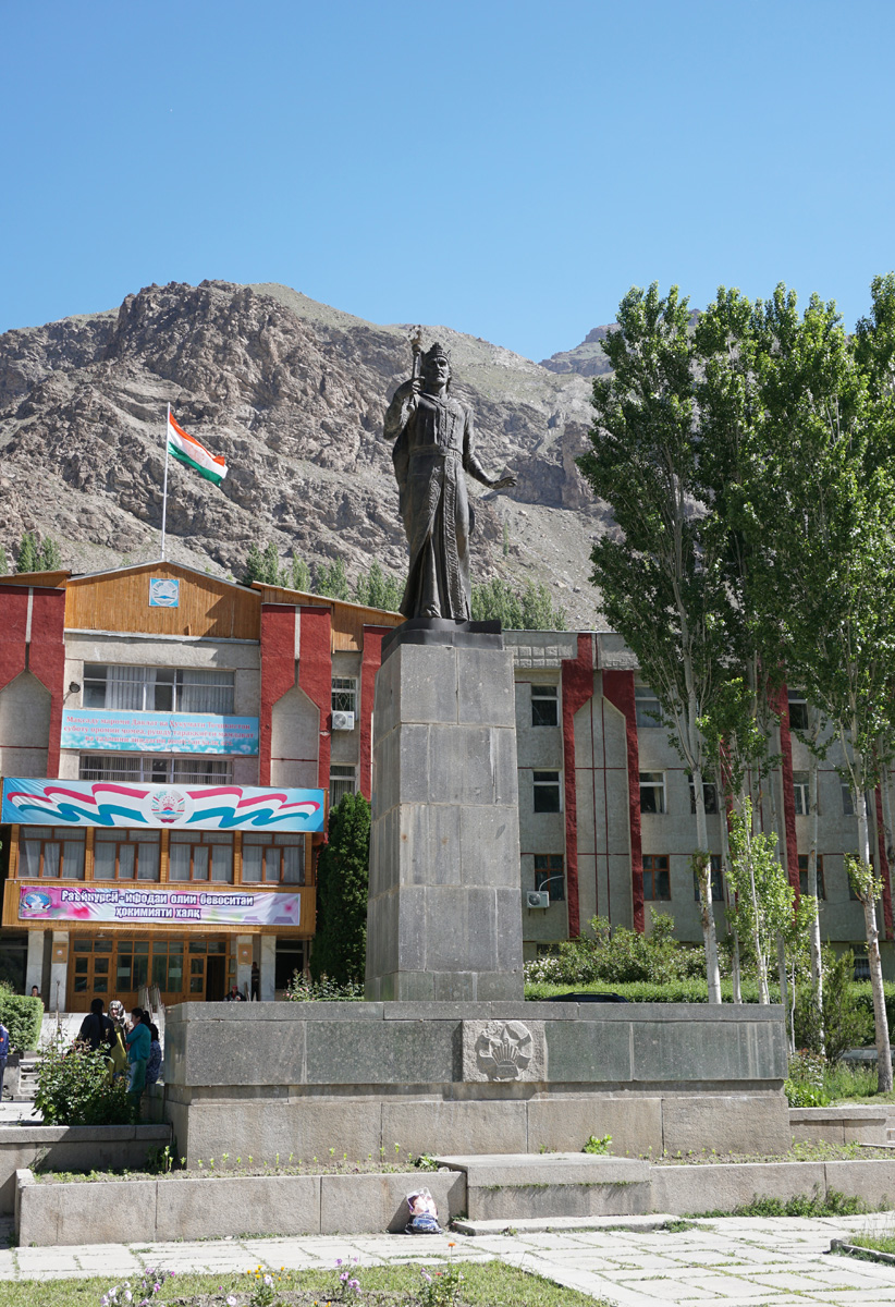 Khalaikhum-Khorog, Khorog Somoni Statue