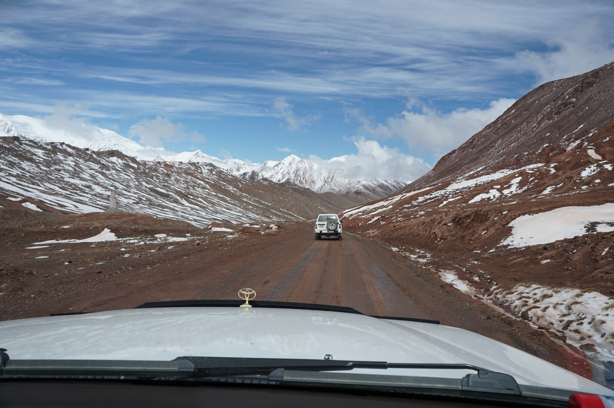 Border-Osh, At the border